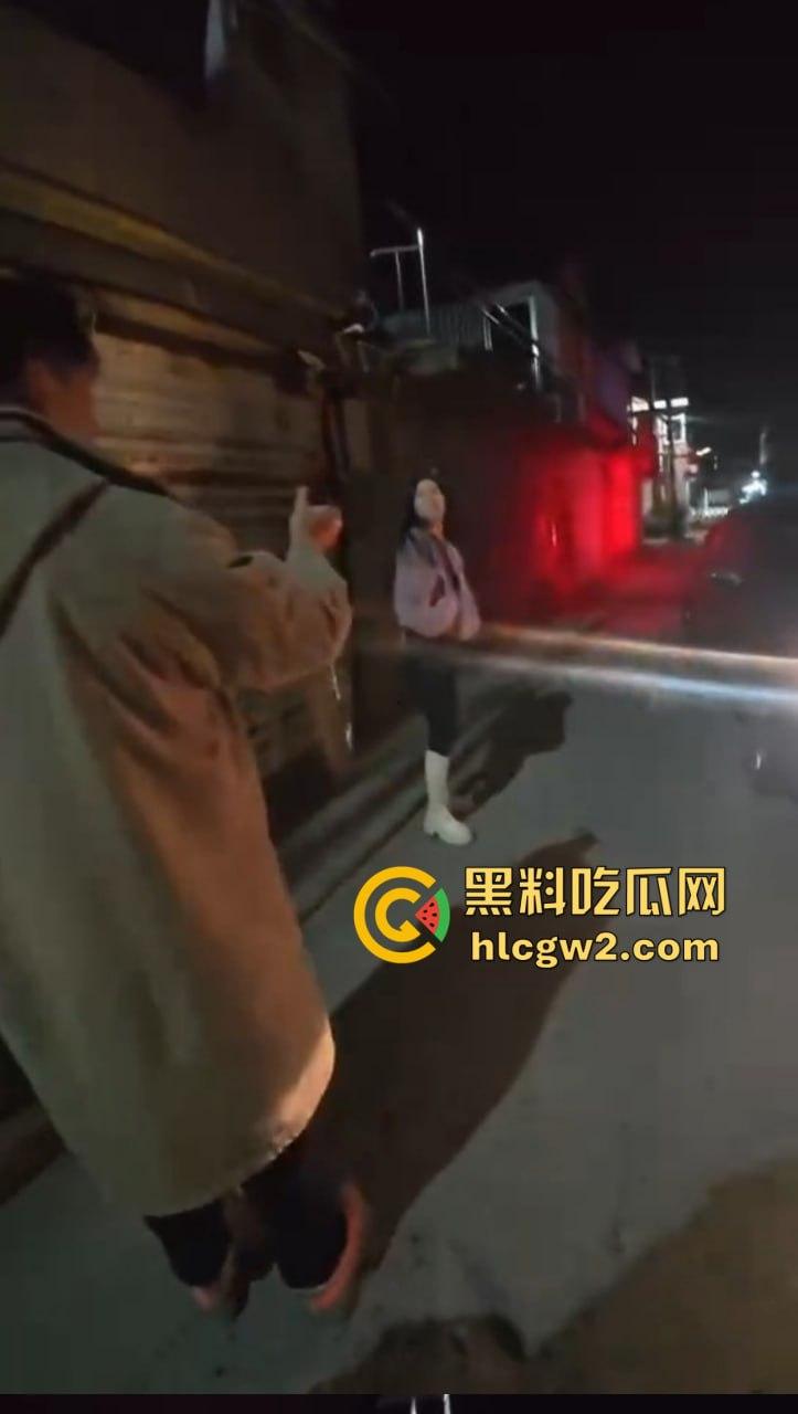 钓鱼佬想换小姐姐十分钟激情 拿条黄辣丁换草逼 小姐姐一脸嫌弃 把人当翘嘴钓呢？-3