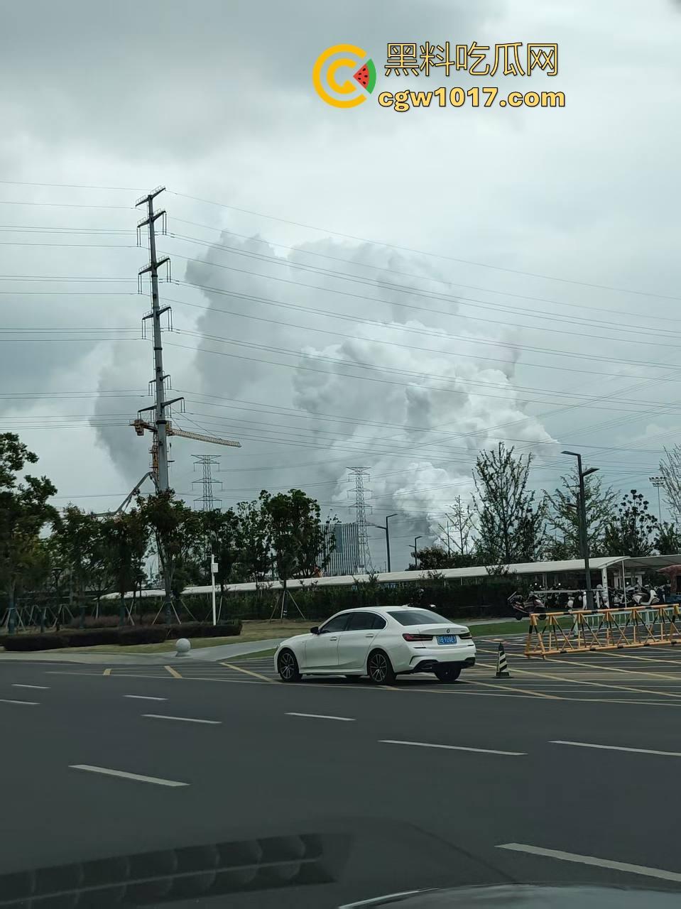 江苏无锡澄星磷化工厂发生大爆炸！疑似出现有毒气体，工厂周围被烟雾笼罩，极其像末日世界场景！-2