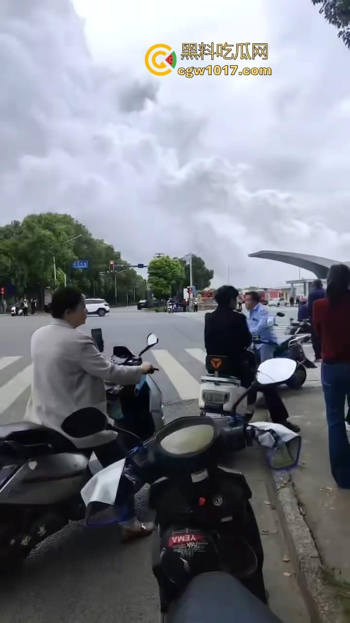 江苏无锡澄星磷化工厂发生大爆炸！疑似出现有毒气体，工厂周围被烟雾笼罩，极其像末日世界场景！-10