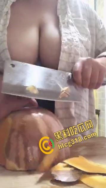 巨乳少妇衬衣半裸直播 ，厨房视频教学做饭 ，削南瓜时双乳呼之欲出， 奶头若隐若现撩逗人心 !-3