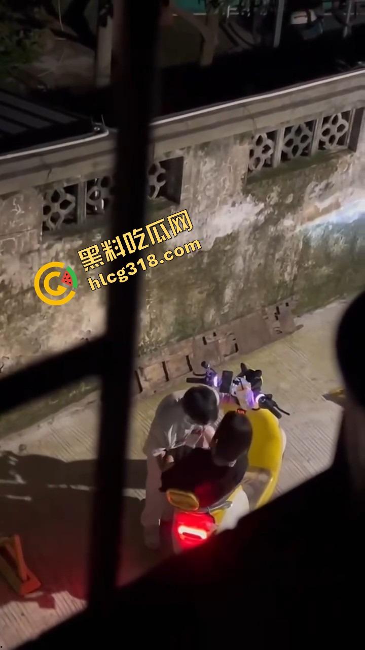 现在小年轻逼瘾太猛，骑小牛电动车都能车震，巷子里妹子张腿坐车上舔逼，随时随地吃海鲜上头！-7