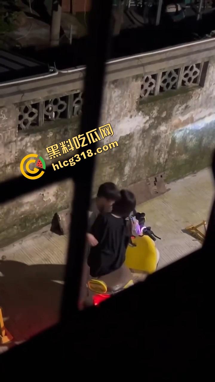 现在小年轻逼瘾太猛，骑小牛电动车都能车震，巷子里妹子张腿坐车上舔逼，随时随地吃海鲜上头！-8