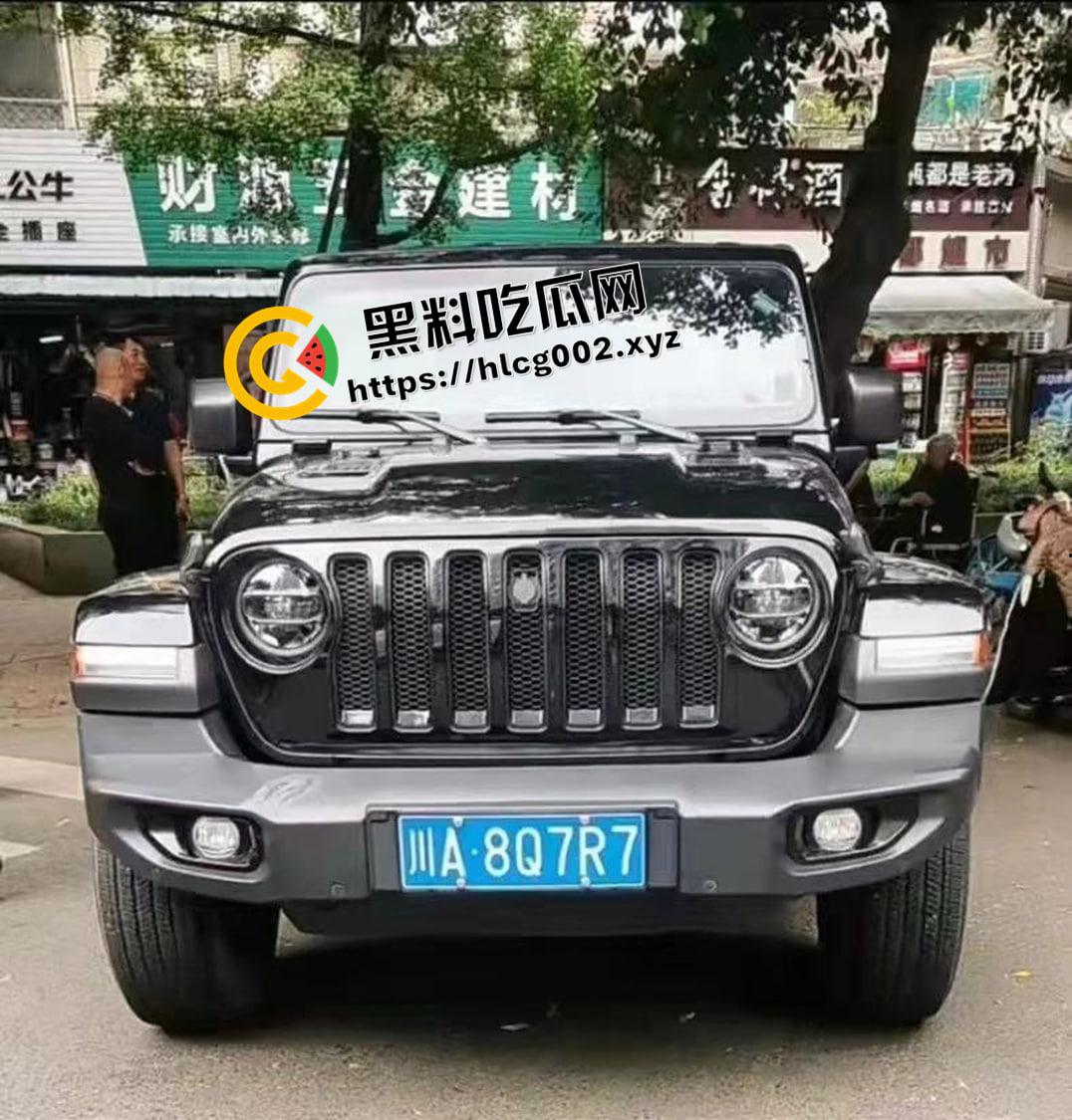 成都成化区吉普车被摸事件!小伙摸车一下被讹一万还被警察抓走 围观群众包围警察讨要说法 现场完整视频-4