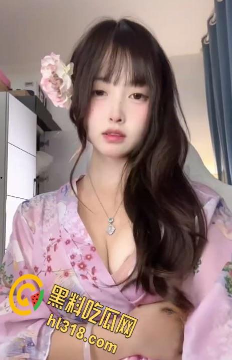 极品巨乳肥臀反差婊【恶霸咕噜咪】，金主定制福利姬视频，直播淫语擦边挑逗，这大尺度直播间居然不被封 !-1