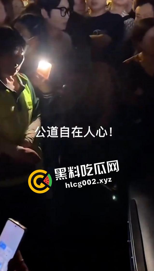 成都成化区吉普车被摸事件!小伙摸车一下被讹一万还被警察抓走 围观群众包围警察讨要说法 现场完整视频-8
