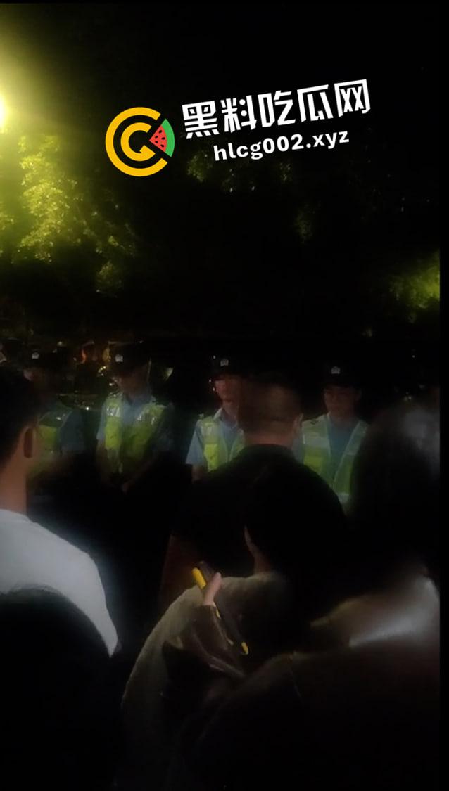 成都成化区吉普车被摸事件!小伙摸车一下被讹一万还被警察抓走 围观群众包围警察讨要说法 现场完整视频-9