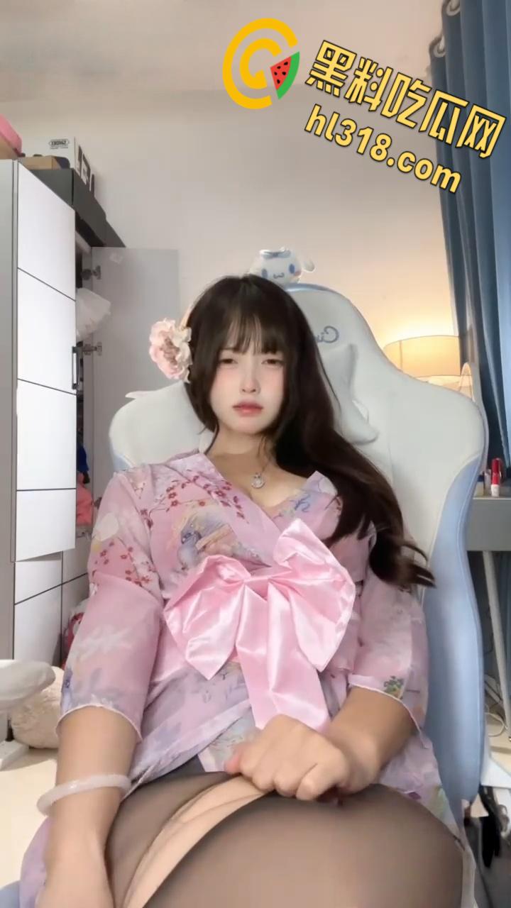 极品巨乳肥臀反差婊【恶霸咕噜咪】，金主定制福利姬视频，直播淫语擦边挑逗，这大尺度直播间居然不被封 !-4