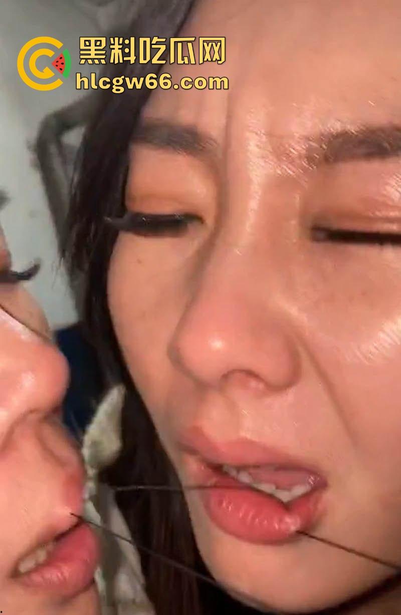 两女PK惩罚被主人把嘴缝在一起 过程居然毫无反抗 钢针刺进嘴巴看着都痛 不说还以为是缅北园区新惩罚呢-4