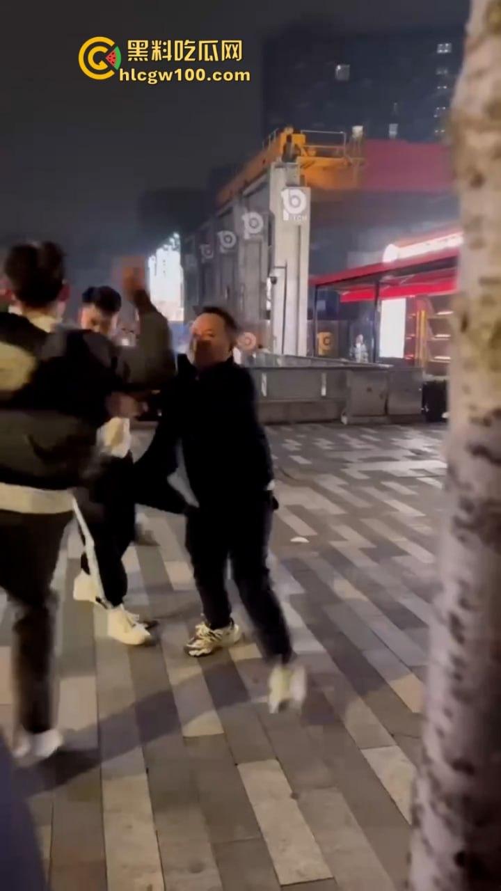 成都男gay为爱冲锋 一群骚肛大混战 渣男为护男三爆打原配 捅过的菊花说忘就忘了吗?-6