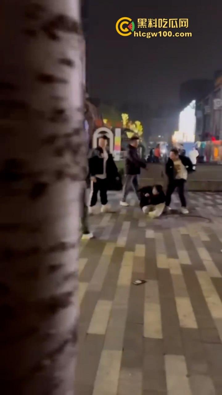 成都男gay为爱冲锋 一群骚肛大混战 渣男为护男三爆打原配 捅过的菊花说忘就忘了吗?-11