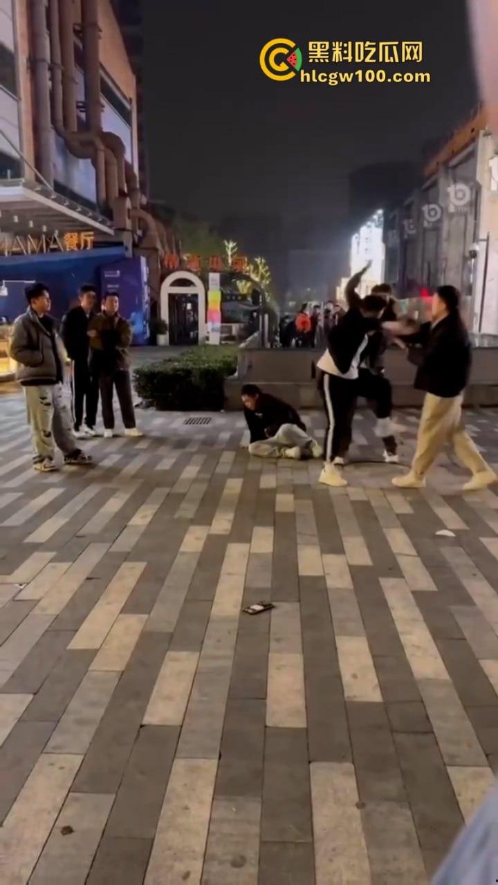 成都男gay为爱冲锋 一群骚肛大混战 渣男为护男三爆打原配 捅过的菊花说忘就忘了吗?-12