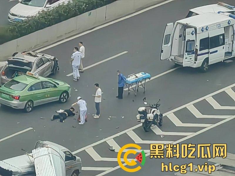 重口慎入！成都金丰高架发生一起惨烈车祸 货拉拉司机身体零件散落一地！-4