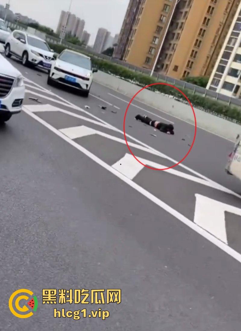 重口慎入！成都金丰高架发生一起惨烈车祸 货拉拉司机身体零件散落一地！-8