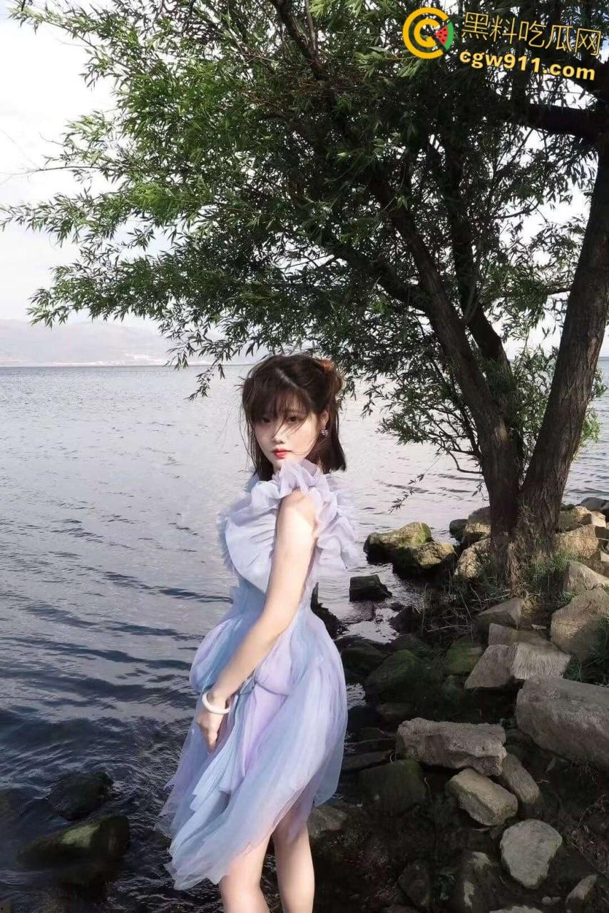 热恋期的小情侣在出租房热火朝天，高颜值清纯嫩妹，各种姿势深喉口交，含着大屌不肯松口，翘着屁股被无套内射 ！-1