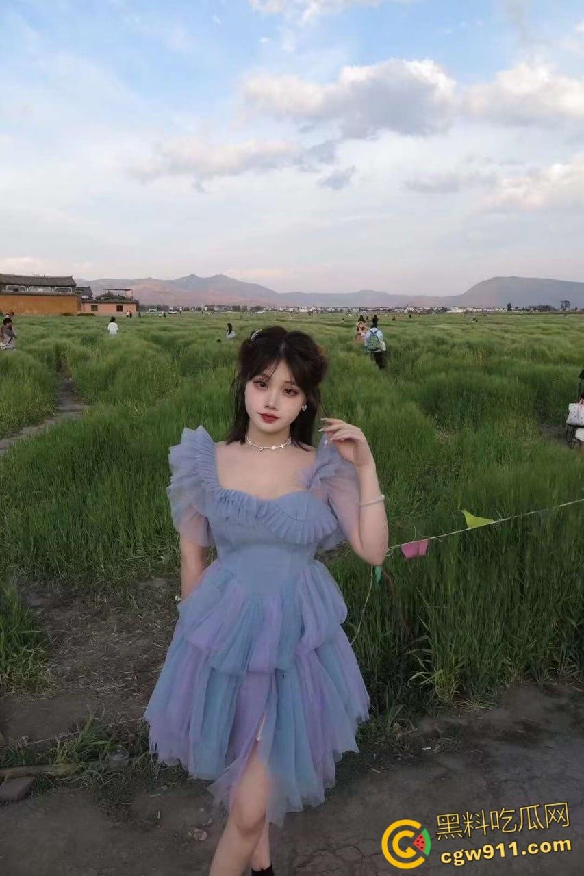 热恋期的小情侣在出租房热火朝天，高颜值清纯嫩妹，各种姿势深喉口交，含着大屌不肯松口，翘着屁股被无套内射 ！-2