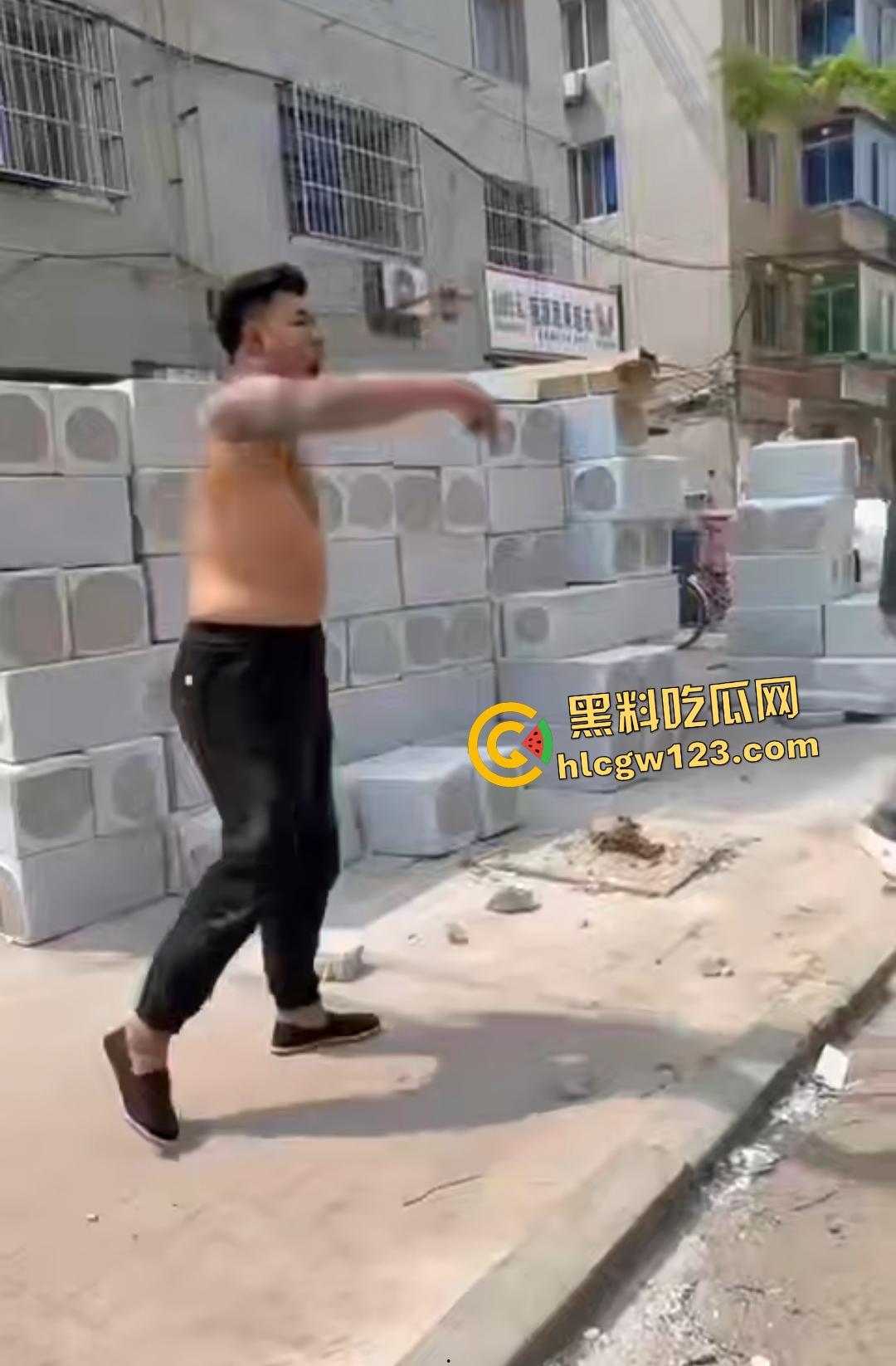 东北两条老鬼打年轻人，后生仔一棍直接打晕一个后脑勺开花，人倒后说是正当防卫！-4