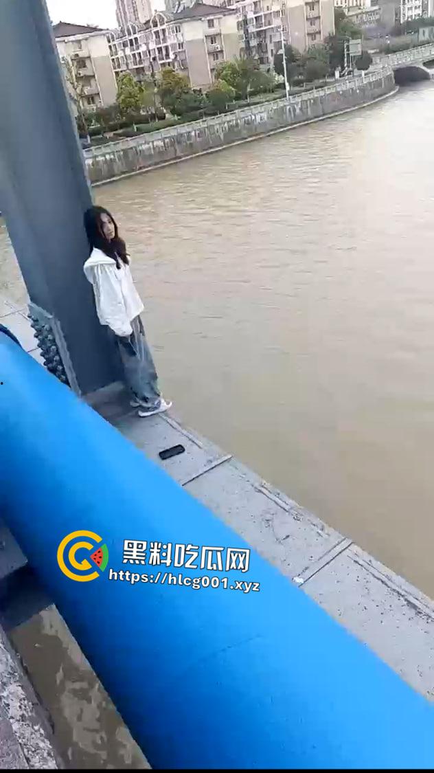 江苏妙龄女孩跳河事件！跳之前还在看手机等渣男消息 最后绝望跃下 现场视频流出-2