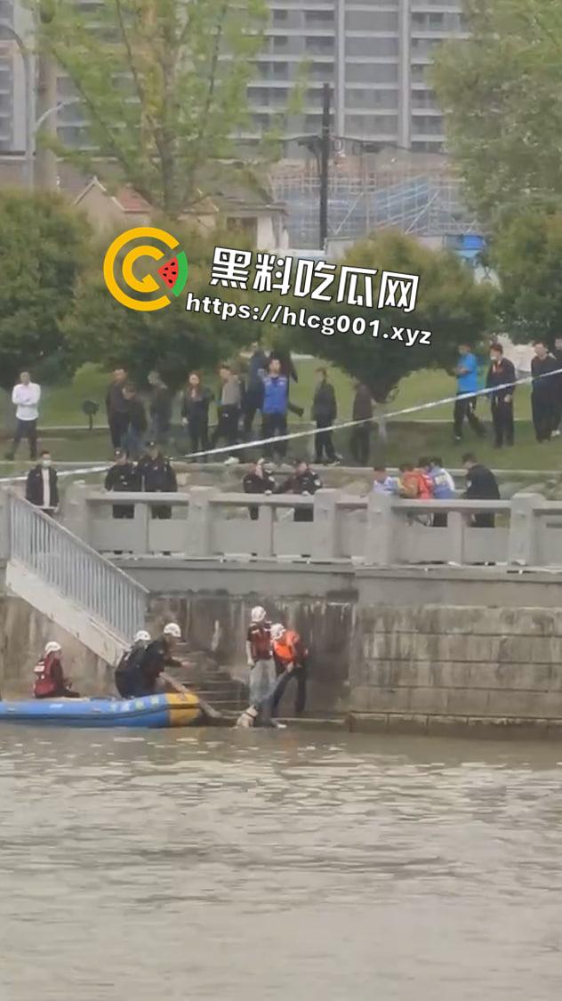 江苏妙龄女孩跳河事件！跳之前还在看手机等渣男消息 最后绝望跃下 现场视频流出-4