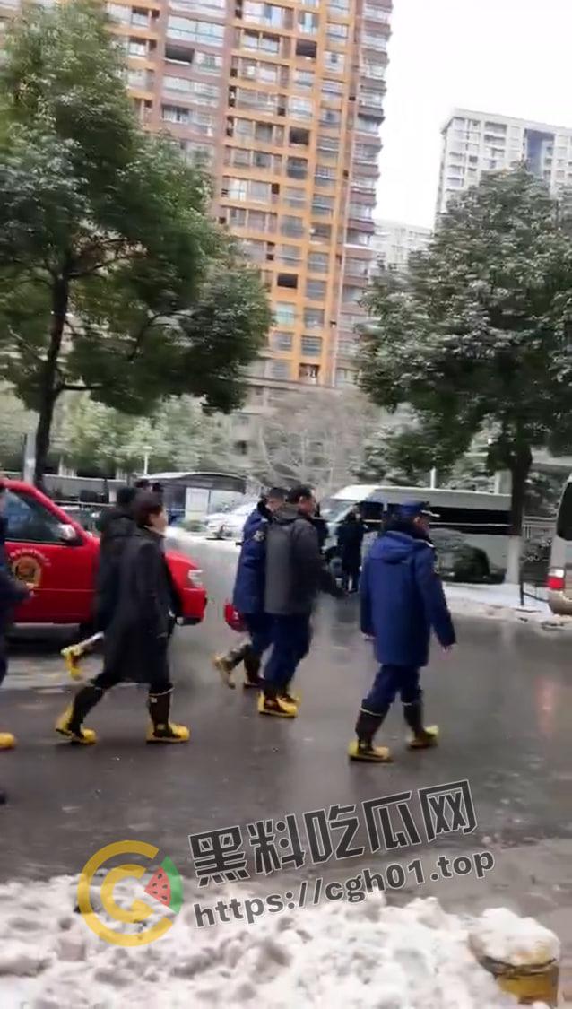 南京小区大火事件！领导视察灾后情况笑容满面离开 引起小区众愤-3