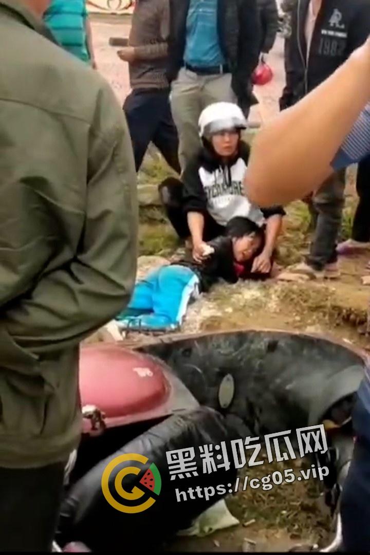 海南屯昌货车撞人 1死7伤 现场惨不忍睹 尸体受伤者遍地都是-6