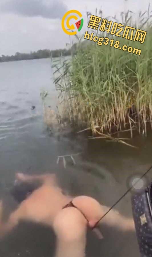 调教男奴最爽玩法，绳子栓鸡巴上下河游泳，这是遛鸟还是遛狗，不得不佩服老外的调教手段 ！-4