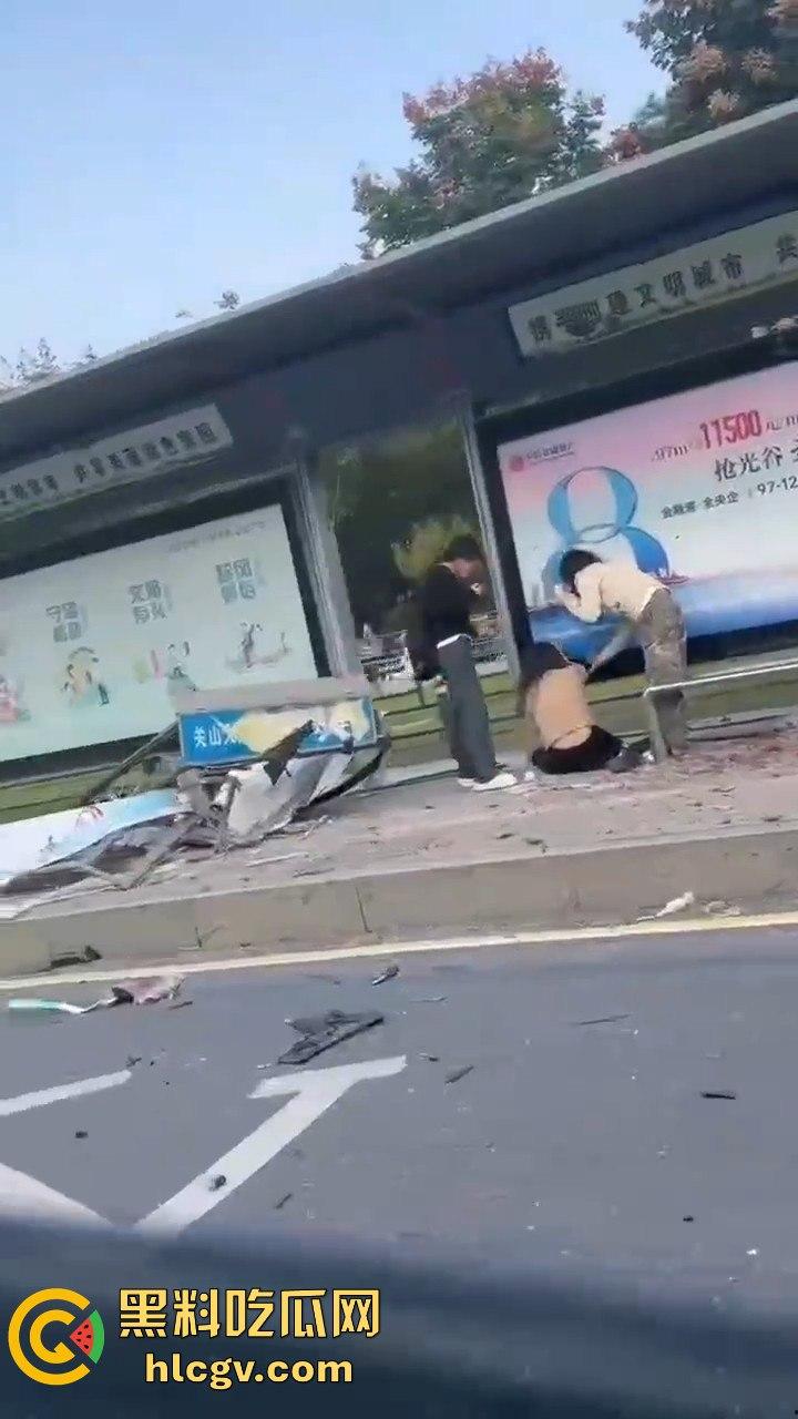 武汉问界智能驾驶撞小客车结果自己半边车头没了，安全是杠杠的，但车是真惨！-3