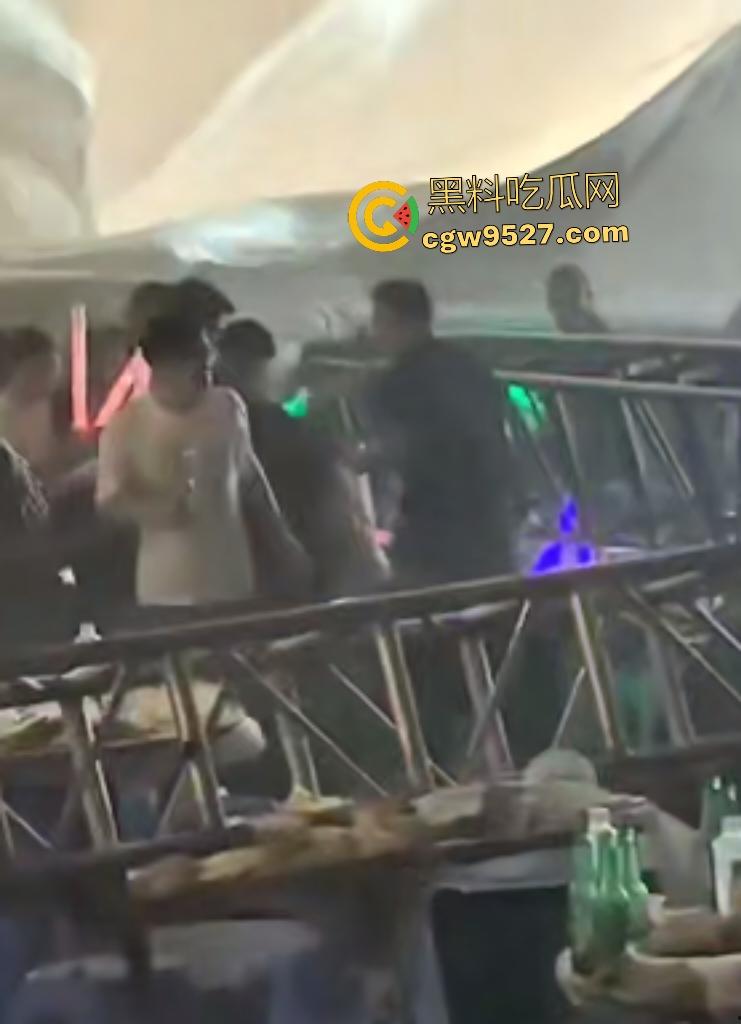 四川绵竹【庄心妍】演唱会舞台坍塌惨剧！铁架子如死神降临砸死2人，场内人就像蚂蚁一样逃窜！-1