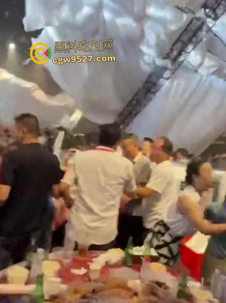 四川绵竹【庄心妍】演唱会舞台坍塌惨剧！铁架子如死神降临砸死2人，场内人就像蚂蚁一样逃窜！-4