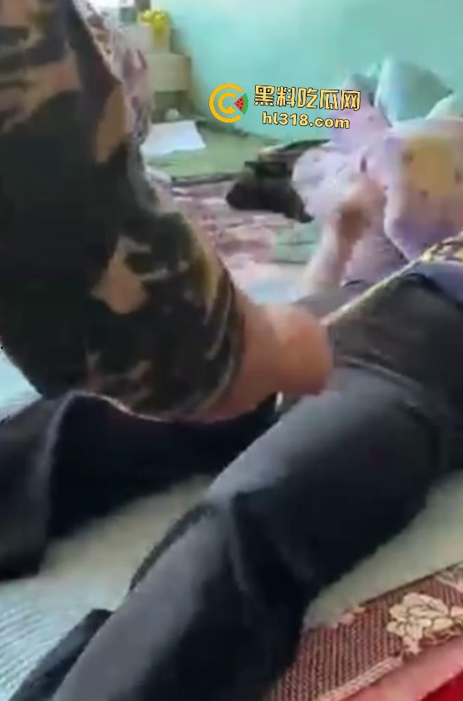 大爷大妈挑战虐逼游戏！大爷用超长皮筋狂蹦大妈骚逼，十下高潮迭起，差点就把裤子浸湿了！-3