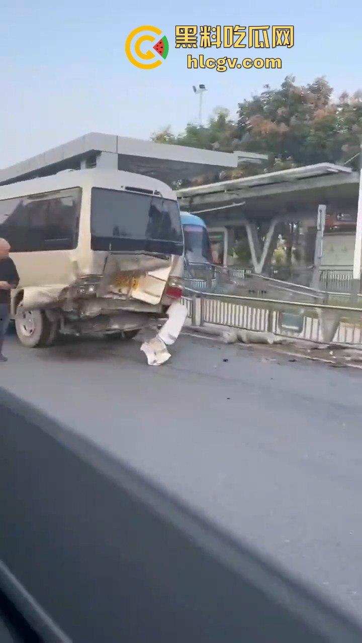 武汉问界智能驾驶撞小客车结果自己半边车头没了，安全是杠杠的，但车是真惨！-10