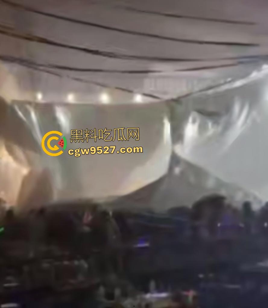 四川绵竹【庄心妍】演唱会舞台坍塌惨剧！铁架子如死神降临砸死2人，场内人就像蚂蚁一样逃窜！-6