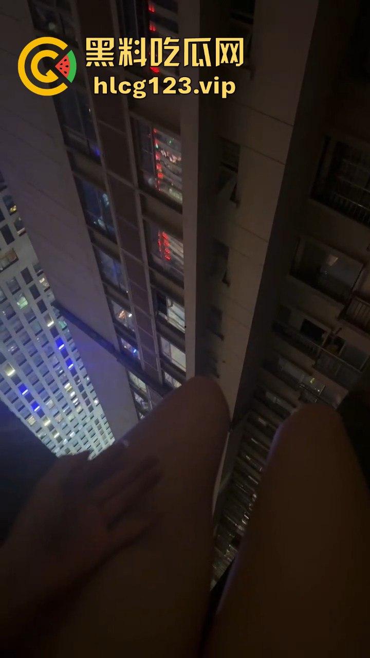 小姐姐为假金项链直播跳楼！商家不给退，网友却被她的好身材吸引！-8