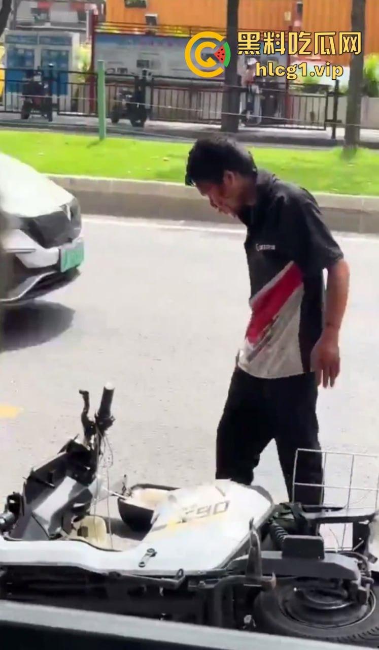 悲催!广州一快递小哥逆行撞到一豪车后 冲向过往车辆自残!-2