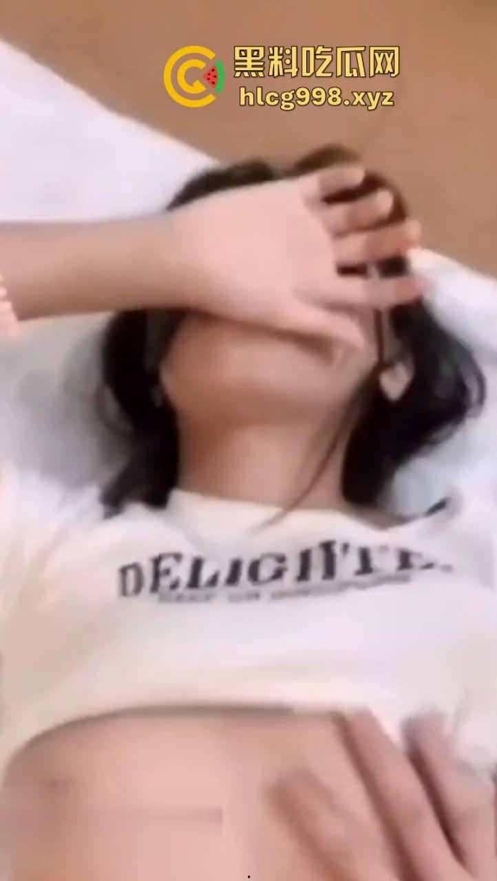 华中师范大学清纯学生妹【张静】无力偿还网贷被迫出卖自己的第一次与猥琐大叔 聊天记录破处视频曝光!-7