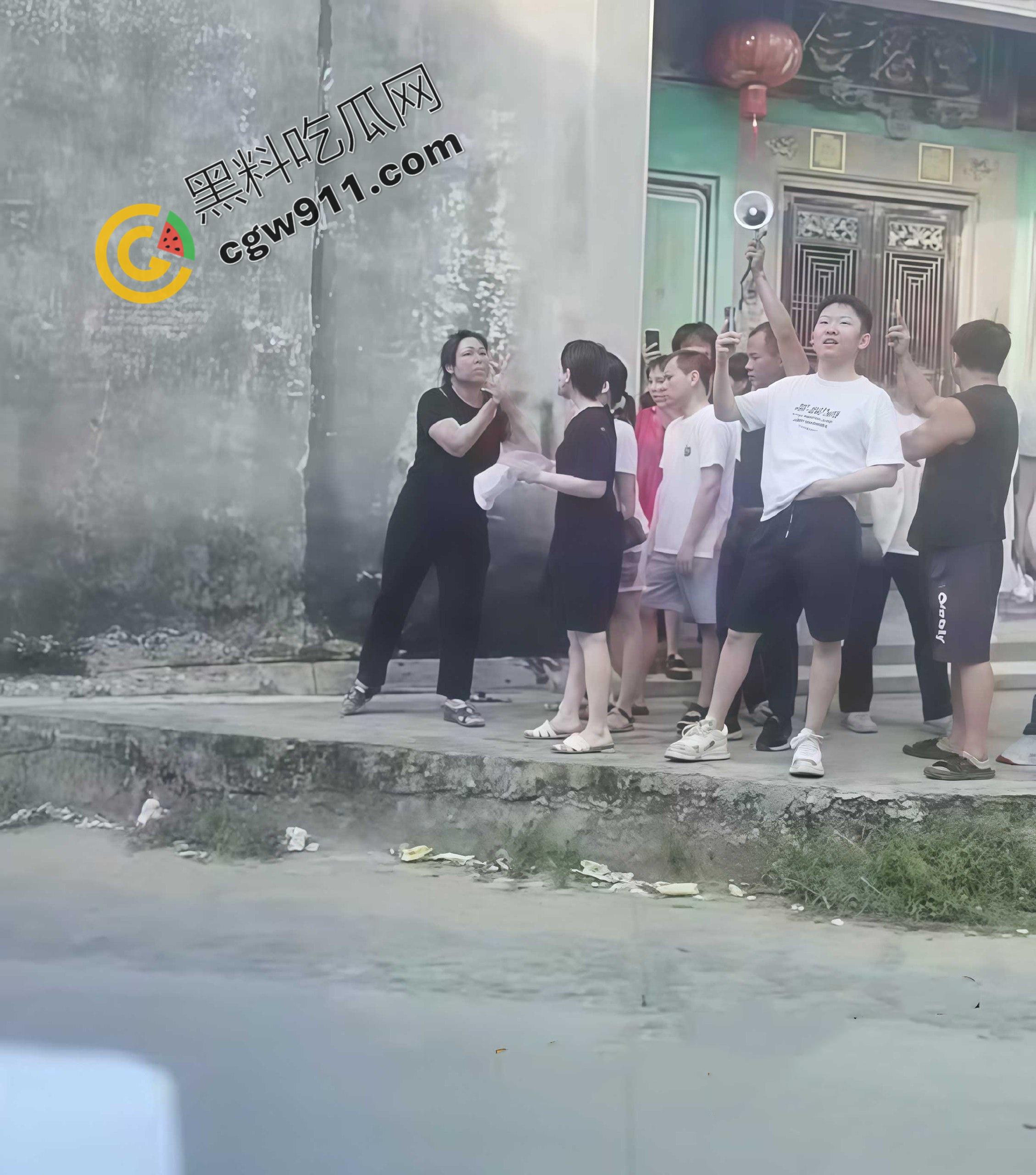 广东普宁惊爆绿帽丑闻:丈夫公开播放妻子出轨证据!三孩皆非亲生,妻家门庭若市,宗祠前成大戏场!-9