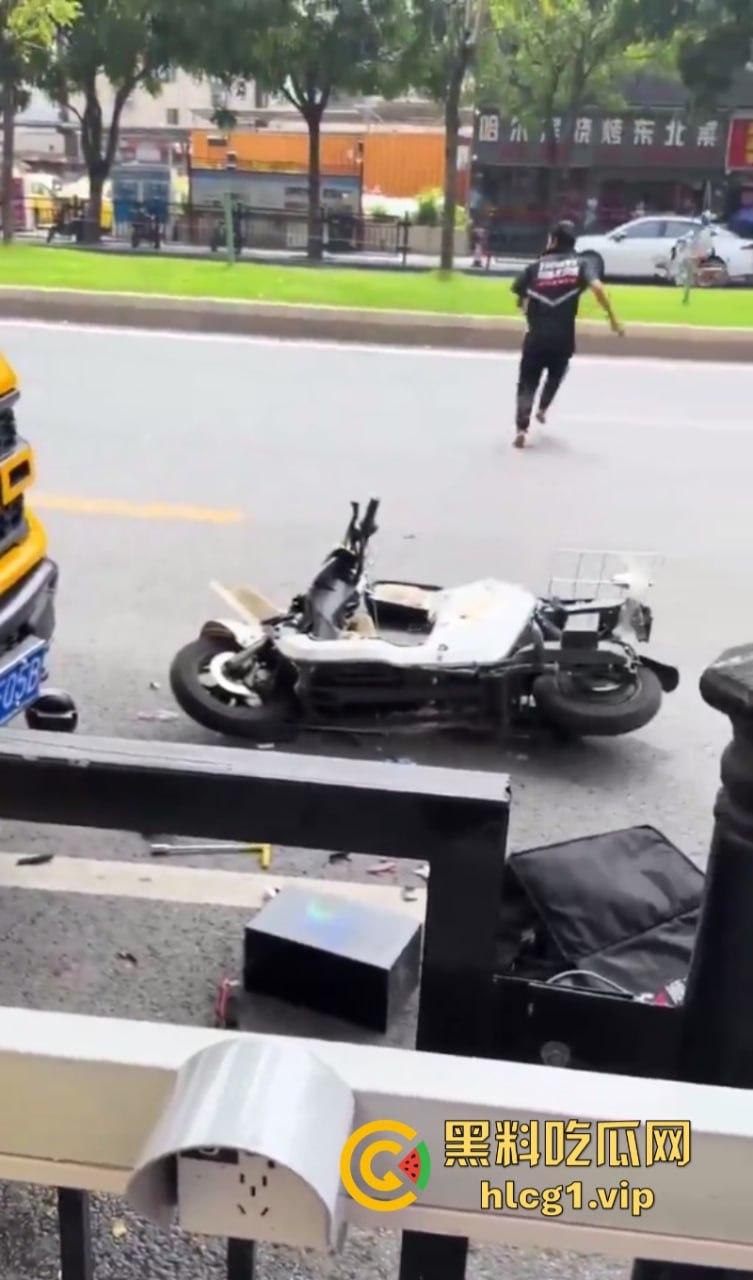 悲催!广州一快递小哥逆行撞到一豪车后 冲向过往车辆自残!-8