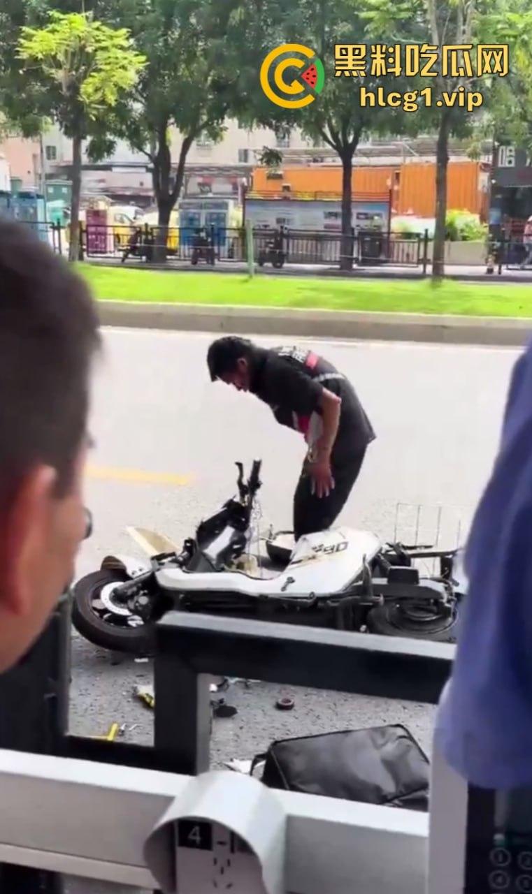 悲催!广州一快递小哥逆行撞到一豪车后 冲向过往车辆自残!-10