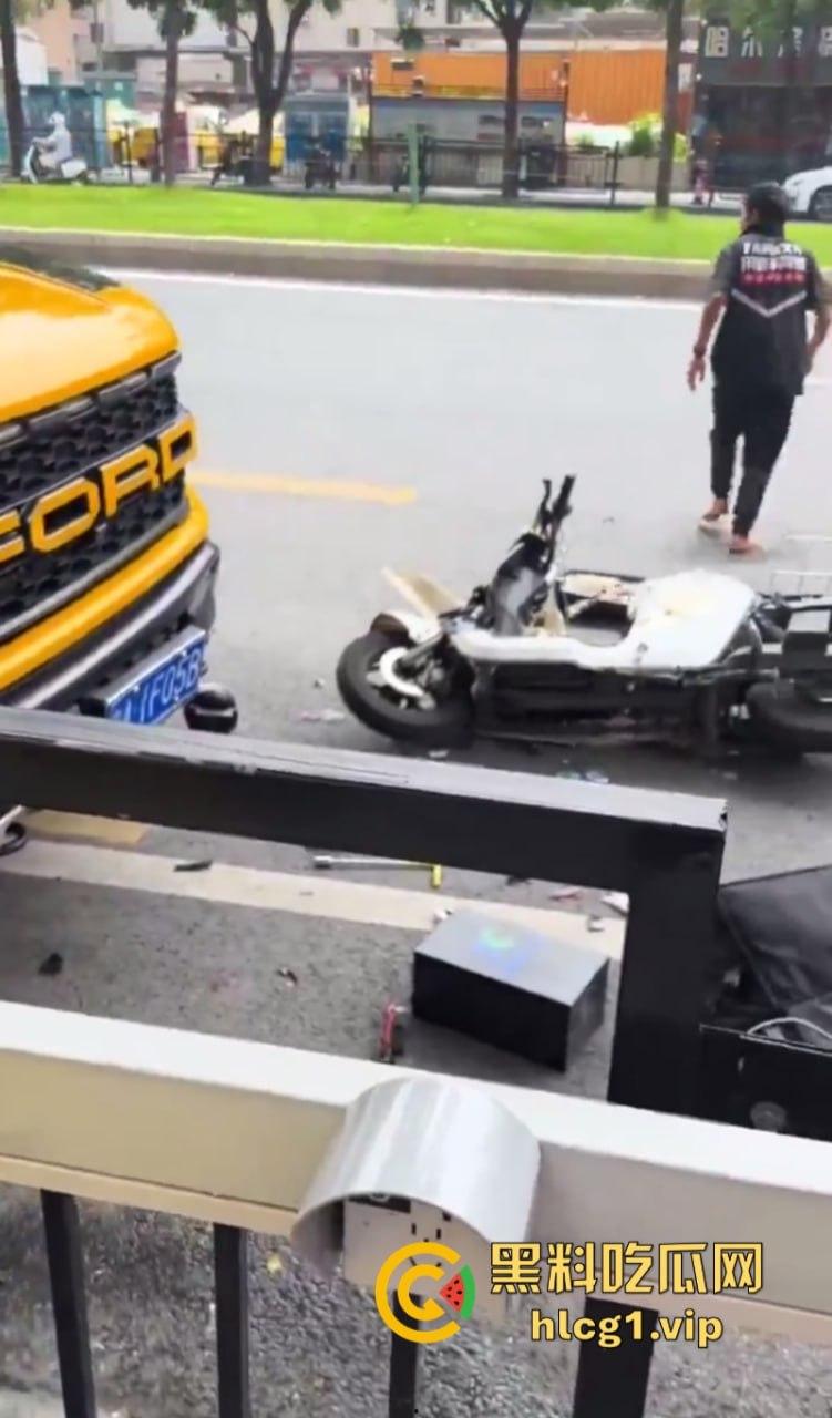 悲催!广州一快递小哥逆行撞到一豪车后 冲向过往车辆自残!-11