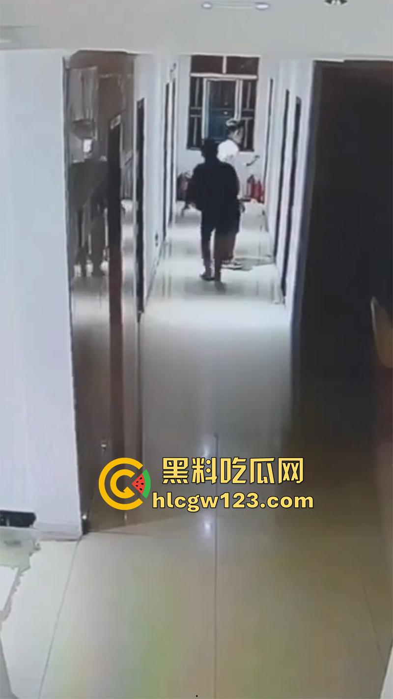 监控实拍捉奸现场，小伙约炮少妇酒店开房，还没进屋就被大哥当场逮住，一脚飞踢直接跑路！-5