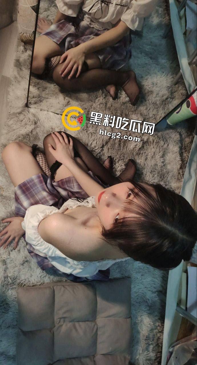 满脸胶原蛋白的高颜值反差婊『李瑜』摆着X腿站立后入 被金主调教成爬行母狗 私拍泄密流出！-5