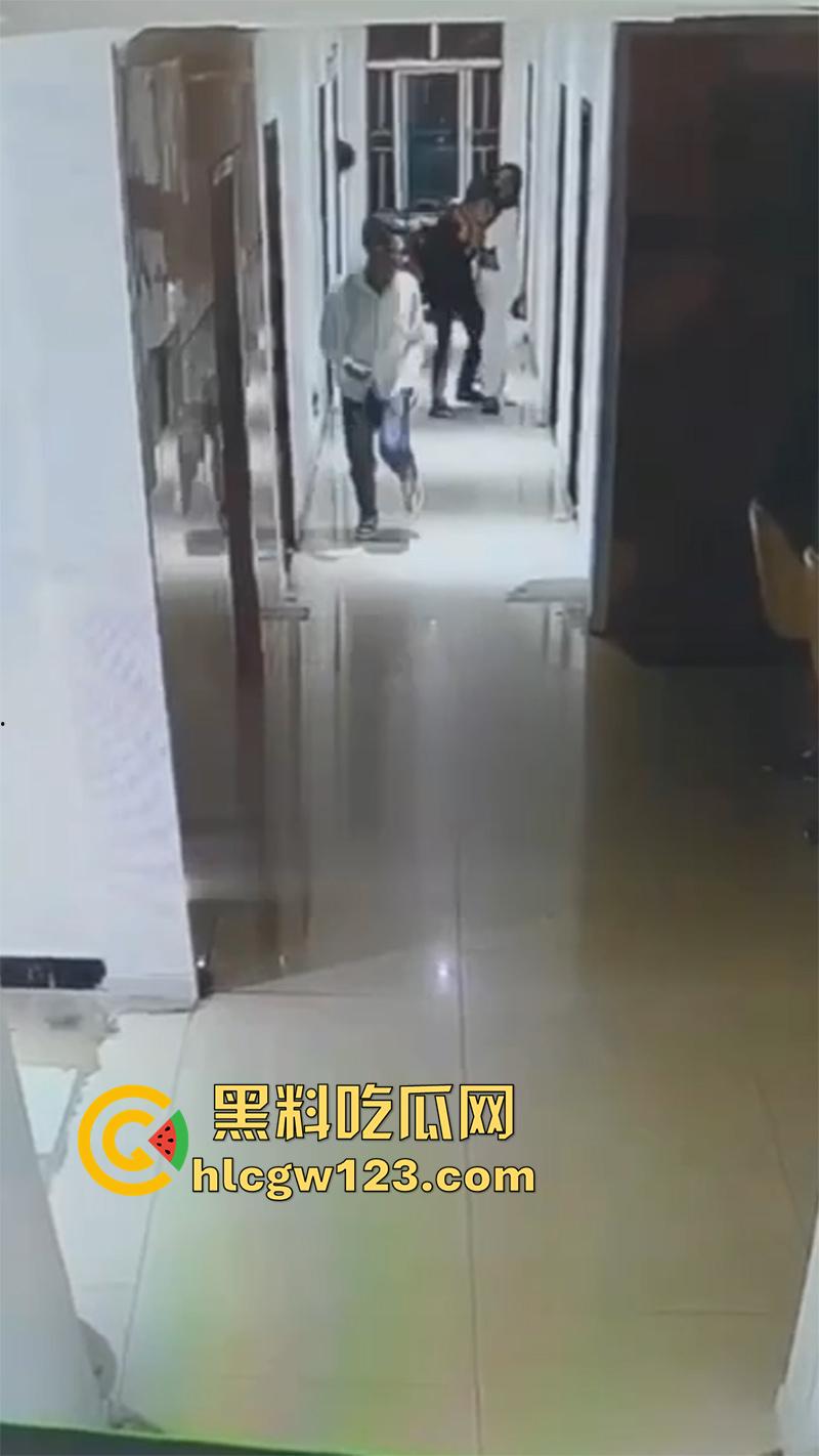 监控实拍捉奸现场，小伙约炮少妇酒店开房，还没进屋就被大哥当场逮住，一脚飞踢直接跑路！-8