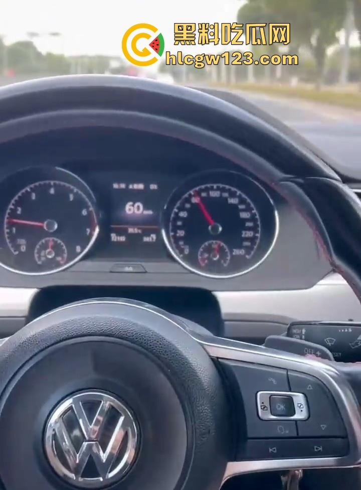 兄弟的眼镜女友 在车上激情口交 一边开车一边吃屌 停车后主动上位骑乘 偷情的感觉真刺激！-8