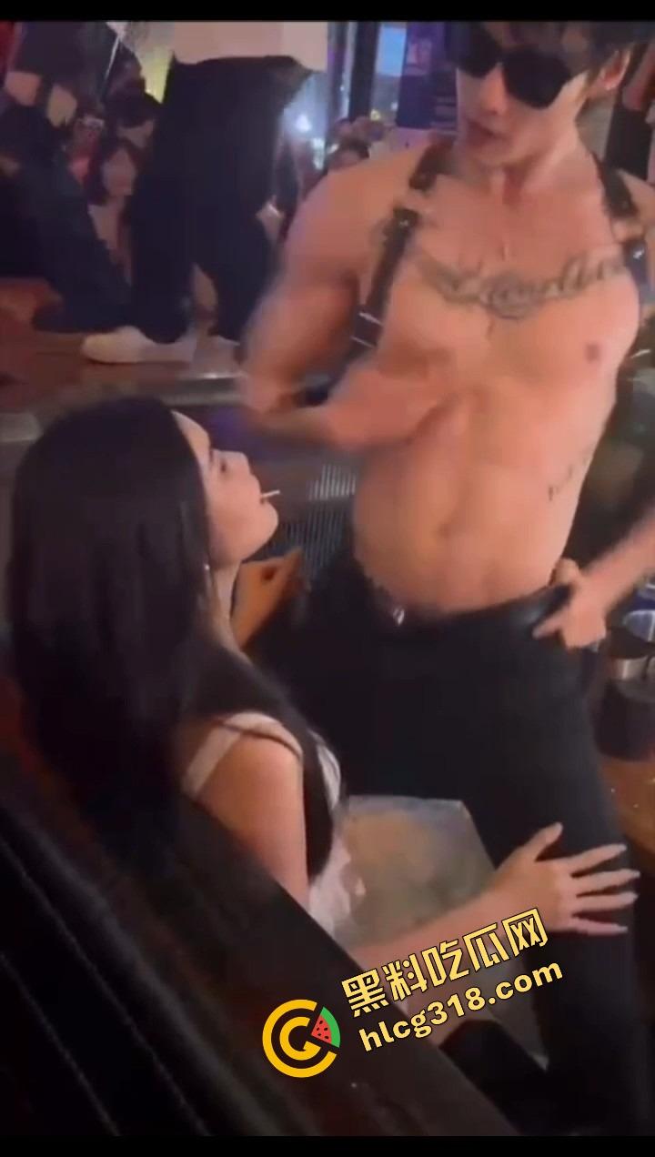 郑州富婆少妇姐姐酒吧寻刺激，男模半裸陪玩，骑在姐姐身上疯狂摇，湿得估计都流沙了！-9