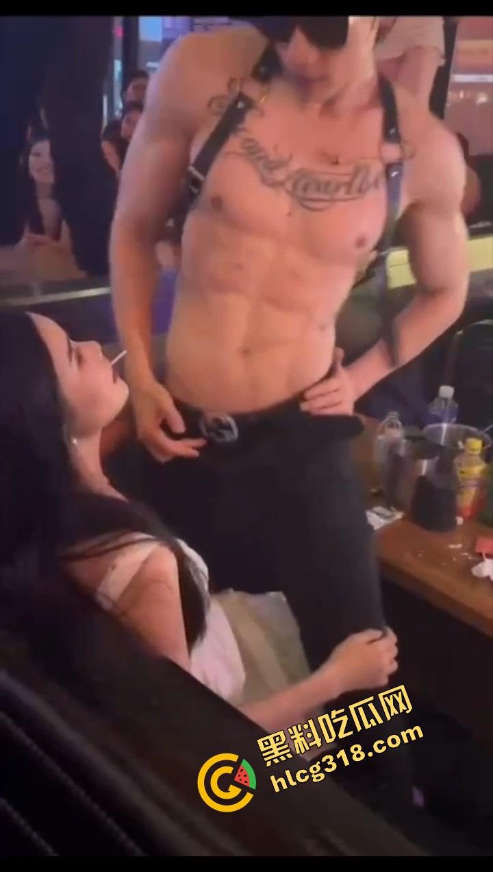 郑州富婆少妇姐姐酒吧寻刺激，男模半裸陪玩，骑在姐姐身上疯狂摇，湿得估计都流沙了！-11