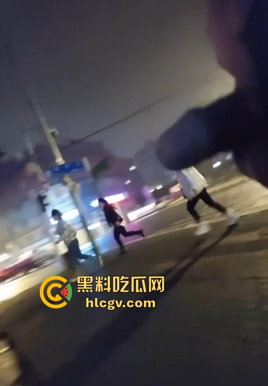 重口慎入！马鞍山露屌狂魔震惊全场，街射战神药店、奶茶店、饭馆轮番表演甩屌，小姐姐都吓傻了！-6