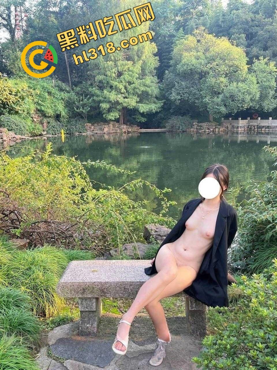 推特福利姬大学生【小哪吒】，公园户外露出找刺激，全裸酮体红丝袜性感撩人 !-4