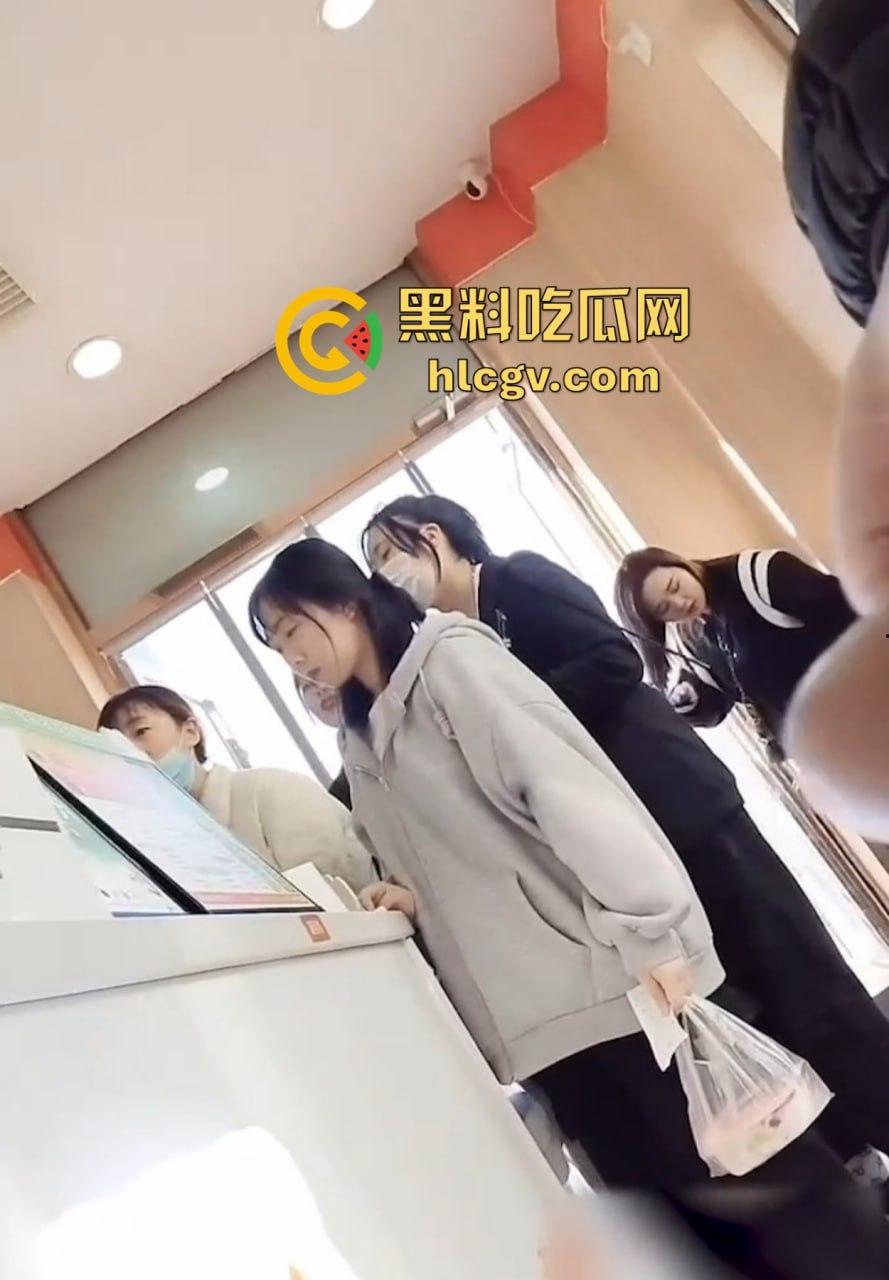 重口慎入！马鞍山露屌狂魔震惊全场，街射战神药店、奶茶店、饭馆轮番表演甩屌，小姐姐都吓傻了！-8