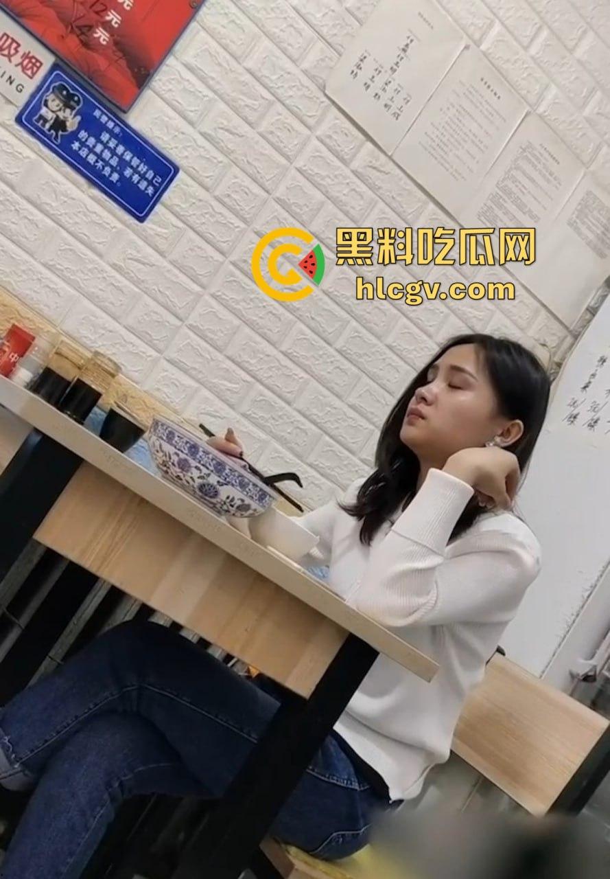 重口慎入！马鞍山露屌狂魔震惊全场，街射战神药店、奶茶店、饭馆轮番表演甩屌，小姐姐都吓傻了！-11