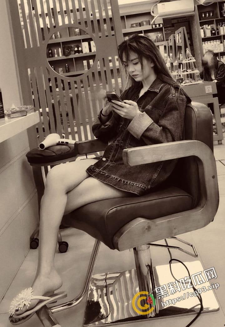 反差曝光「小蓝」约炮友在酒店玩3P,走廊上激情狂怼,妹子真能忍愣是一声都不叫 进入房间直接瘫软-1