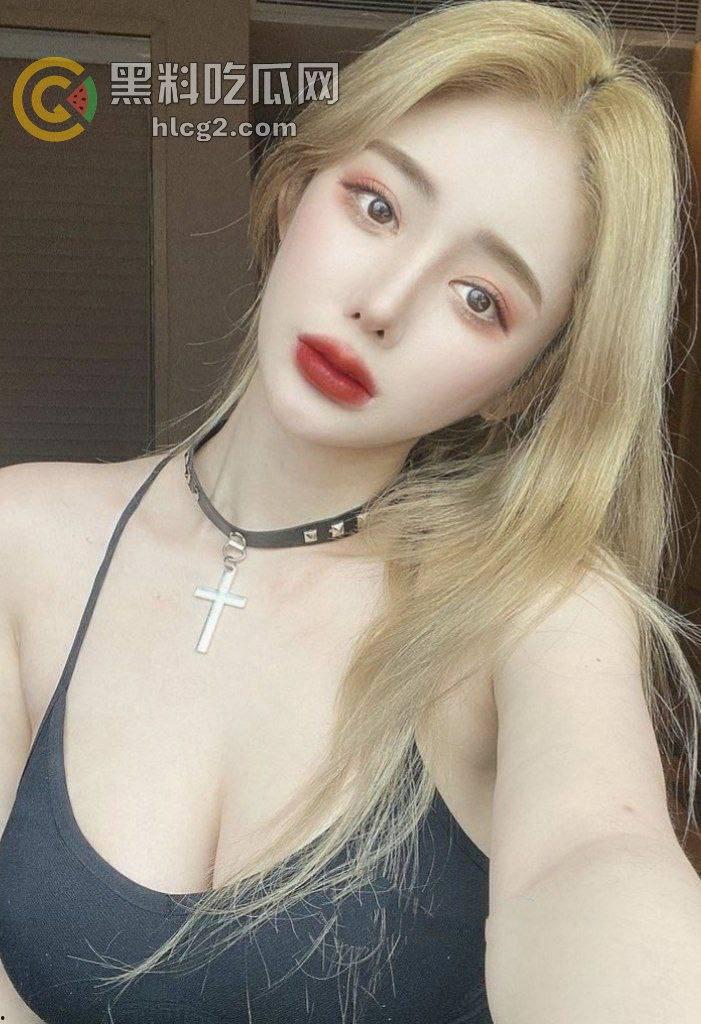 OnlyFans红人「LexiPoy」大变身!小胸变黄金比例,科技与狠活双管齐下!-1